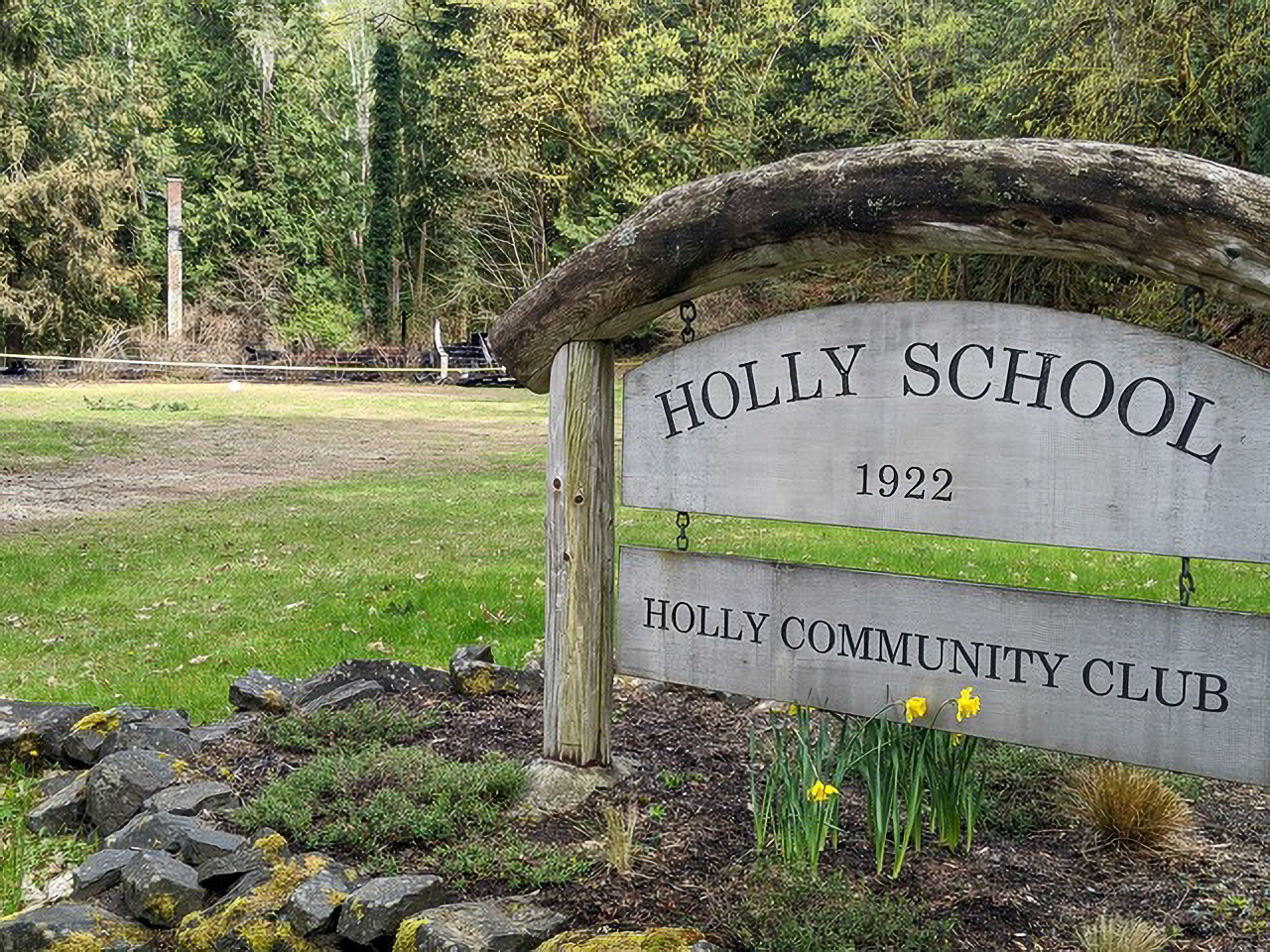 Photo of the Holly School sign.